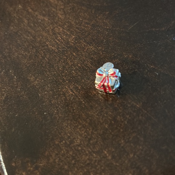 Pandora charm- gift box with red ribbon and dangling tag. - Picture 5 of 6